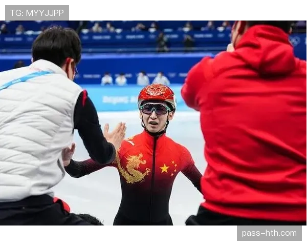 武大靖赛场像要把冰面撕开，回家却穿拖鞋喝啤酒的邻家大哥，反差太带劲